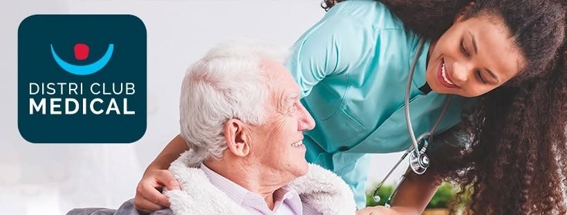 Une soignante sourit à un patient âgé